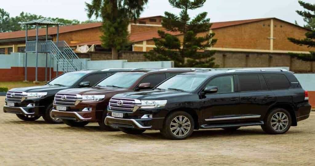 Three-SUV-Cars standing in a row visulize 40 feet.